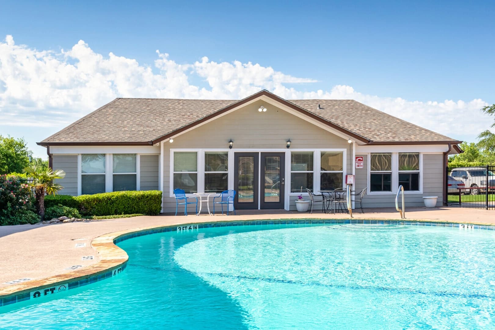 Swimming pool at Highland Park Apartment Homes