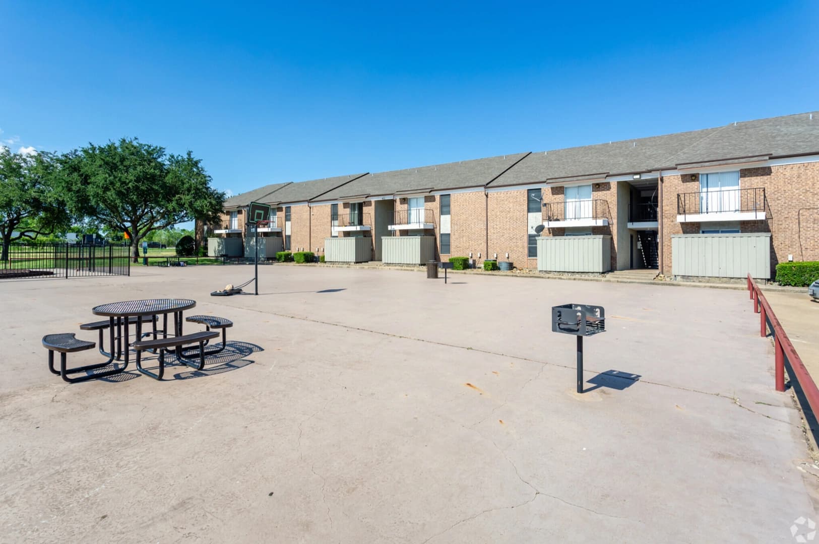 Community outdoor area at Highland Park Apartment Homes
