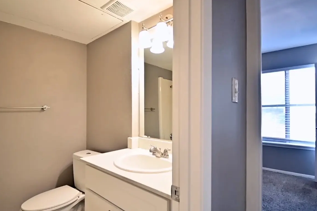 1x1 Classic apartment interior at Highland Park Apartment Homes in Irving, Texas